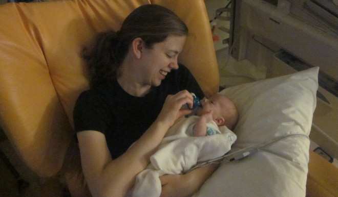 photo momholding_zpsa73edb54.jpg